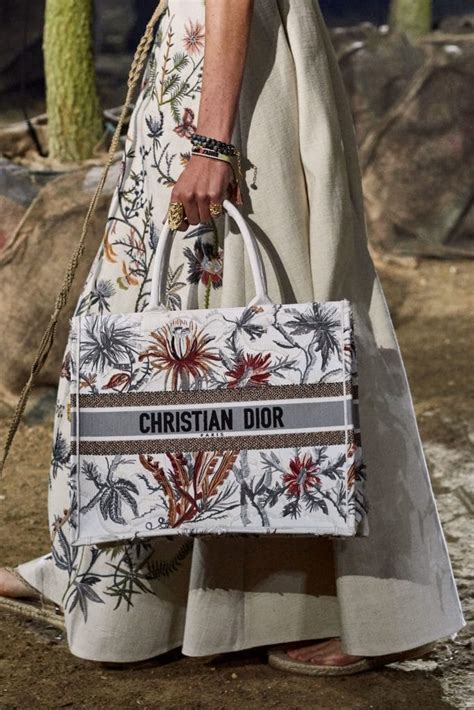 kleine dior book tote bag|christian dior book tote 2021.